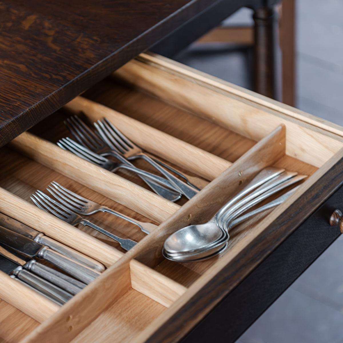 Queen Square Dining Table – Berdoulat