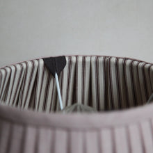Load image into Gallery viewer, Pleated lampshade &quot;Shell / Chocolate&quot;
